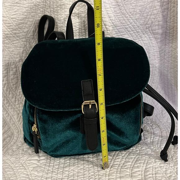 NWT Green velvet, mini backpack
Brand new - Picture 4 of 6